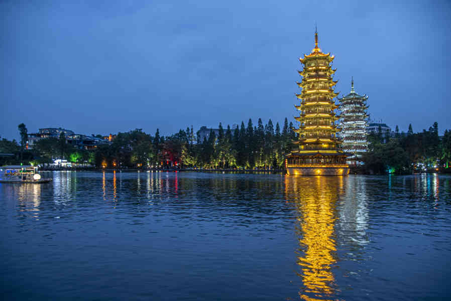 China - Guilin 063 - Riyue Shuangta Cultural Park - pagodas del Sol y la Luna.jpg